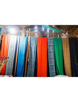 Cách làm khăn thổ cẩm Hmong vẽ sáp ong