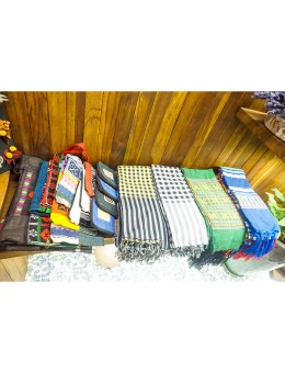 Cửa hàng phụ kiện thổ cẩm Khăn Km0 bán đồ lưu niệm Việt Nam