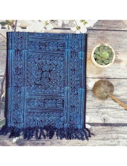 Điểm đặc biệt trong khăn thổ cẩm vẽ sáp ong của người Hmong