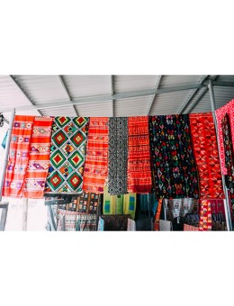Dùng vải thổ cẩm Thái để décor shop, tại sao không?