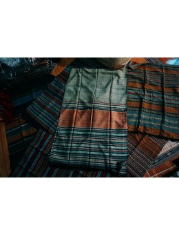 Khăn thổ cẩm Thái dệt tay do phụ nữ Thái làm