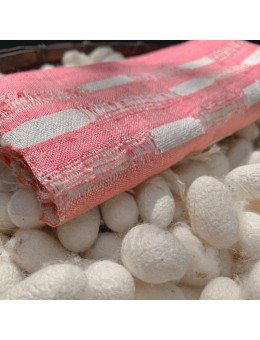 Khăn thổ cẩm Thái vì sao lại hút khách?