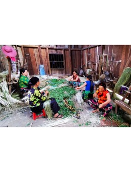 Lưng đeo quẩy tấu, tay làm vải thổ cẩm Hmong