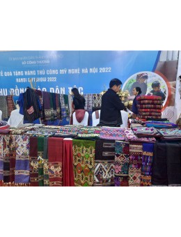 Sự khác biệt giữa khăn thổ cẩm Thái Hoà Bình và Nghệ An