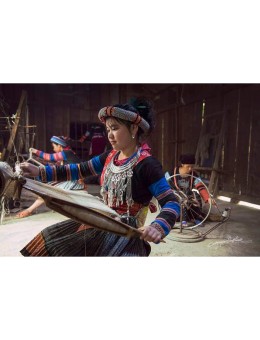 Vẽ sáp ong trên vải thổ cẩm Hmong được thực hiện như thế nào?