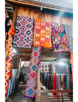 Ý nghĩa hoa văn quả trám trên khăn thổ cẩm Thái